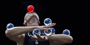 Как научиться жонглировать тремя мячами?